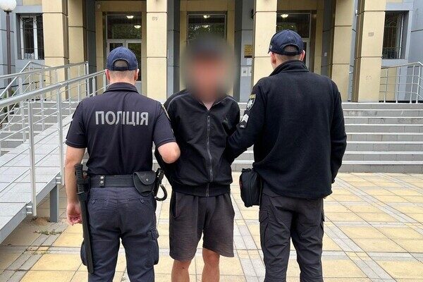 Оружие "с рук" на пляже и гранатометы из-под земли: в Одесской области разоблачили нелегальных "бизнесменов" Оружие "с рук" на пляже и гранатометы из-под земли: в Одесской области разоблачили нелегальных "бизнесменов"