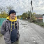 «Моє хобі — латати ями на дорогах»: айтівець з Полтавщини самотужки укладає асфальт на розбитих вулицях