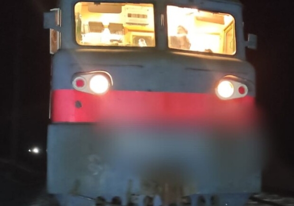 Сидел на рельсах: в Одесской области под колесами поезда погиб мужчина