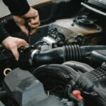 Навіщо досвідчені водії возять з собою шматочки лінолеуму: корисний лайфхак для автомобілістів