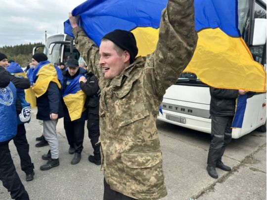 Додому повернулися ще&nbsp;300 колишніх полонених захисників України (фото)