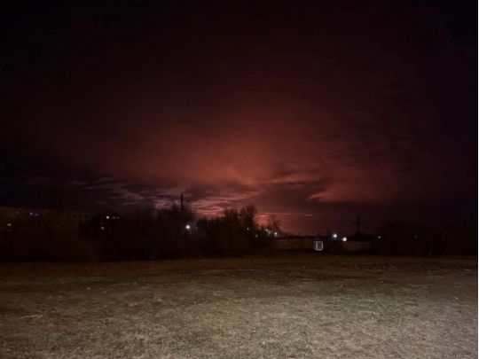 Вибухи під Петербургом, палають заводи, зупиняються рейси: дрони третю ніч поспіль атакують росію