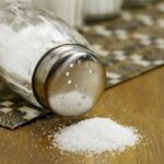 Чому люди розсипають сіль біля порога: ефект здивував багатьох