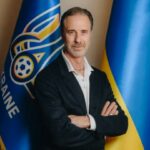 Головним тренером збірної України з футболу вперше став іноземець: у нього жовто-синє тату із тризубом на спині (фото)